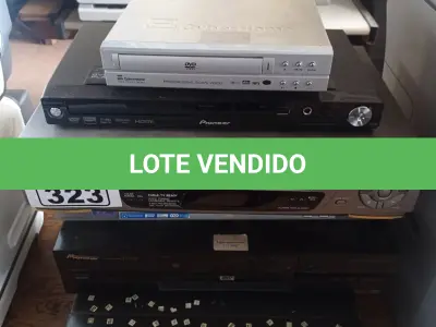 LOTE 323 - 04 APARELHOS DE DVD E 02 VIDEOCASSETES MARCAS E MODELOS DIVERSOS. (NO ESTADO, LEILÃO NÃO TEM GARANTIA E NEM DEVOLUÇÃO, SUJEITO A POSSÍVEIS AVARIAS VISÍVEIS/OCULTAS E/OU AUSÊNCIA DE COMPONENTES).