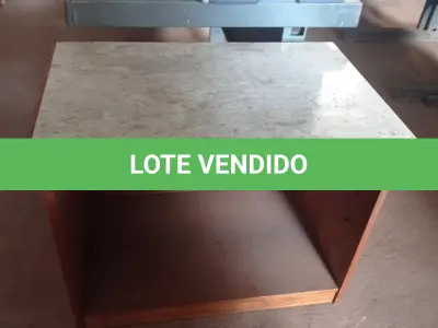 LOTE 358 - 01 MESINHA EM MADEIRA COM TAMPO DE PEDRA. (NO ESTADO, LEILÃO NÃO TEM GARANTIA E NEM DEVOLUÇÃO, SUJEITO A POSSÍVEIS AVARIAS VISÍVEIS/OCULTAS E/OU AUSÊNCIA DE COMPONENTES).