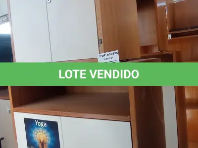 LOTE 470 - 01 ARMÁRIO ALTO E 01 BAIXO EM MADEIRA COM 02 PORTAS. (NO ESTADO, LEILÃO NÃO TEM GARANTIA E NEM DEVOLUÇÃO, SUJEITO A POSSÍVEIS AVARIAS VISÍVEIS/OCULTAS E/OU AUSÊNCIA DE COMPONENTES).