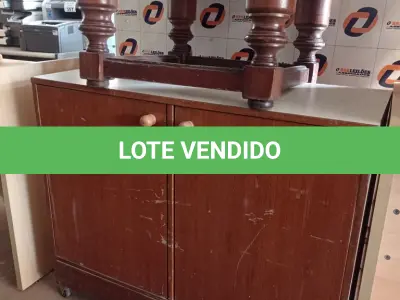 LOTE 372 - 01 ARMÁRIO BAIXO COM 02 PORTAS E 01 MESA DE CENTRO. (NO ESTADO, LEILÃO NÃO TEM GARANTIA E NEM DEVOLUÇÃO, SUJEITO A POSSÍVEIS AVARIAS VISÍVEIS/OCULTAS E/OU AUSÊNCIA DE COMPONENTES).