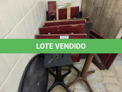 LOTE 033 - MESAS DE MADEIRA DIVERSAS, TAMPO DE MÁRMORE E 02 PÉS DE FERRO. (NO ESTADO, NÃO SABEMOS SE FUNCIONA. LEILÃO NÃO TEM GARANTIA E NEM DEVOLUÇÃO).