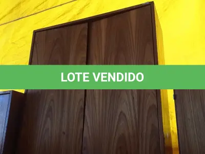 LOTE 433 - 01 ARMÁRIO ALTO EM MADEIRA. (NO ESTADO, LEILÃO NÃO TEM GARANTIA E NEM DEVOLUÇÃO, SUJEITO A POSSÍVEIS AVARIAS VISÍVEIS/OCULTAS E/OU AUSÊNCIA DE COMPONENTES).