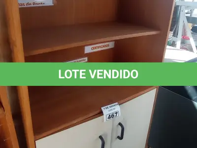 LOTE 467 - 01 ESTANTE EM MADEIRA COM 02 PORTAS E 03 PRATELEIRAS. (NO ESTADO, LEILÃO NÃO TEM GARANTIA E NEM DEVOLUÇÃO, SUJEITO A POSSÍVEIS AVARIAS VISÍVEIS/OCULTAS E/OU AUSÊNCIA DE COMPONENTES).
