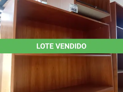 LOTE 468 - 01 ESTANTE EM MADEIRA COM 03 PRATELEIRAS E 01 MESINHA PARA COMPUTADOR. (NO ESTADO, LEILÃO NÃO TEM GARANTIA E NEM DEVOLUÇÃO, SUJEITO A POSSÍVEIS AVARIAS VISÍVEIS/OCULTAS E/OU AUSÊNCIA DE COMPONENTES).