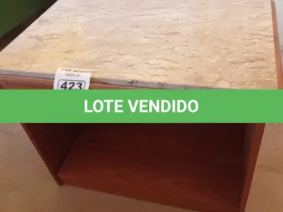 LOTE 423 - 01 MESINHA EM MADEIRA COM TAMPO DE PEDRA. (NO ESTADO, LEILÃO NÃO TEM GARANTIA E NEM DEVOLUÇÃO, SUJEITO A POSSÍVEIS AVARIAS VISÍVEIS/OCULTAS E/OU AUSÊNCIA DE COMPONENTES).