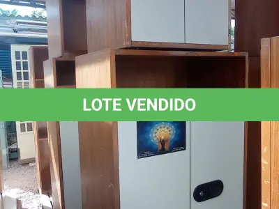 LOTE 470 - 01 ARMÁRIO ALTO E 01 BAIXO EM MADEIRA COM 02 PORTAS. (NO ESTADO, LEILÃO NÃO TEM GARANTIA E NEM DEVOLUÇÃO, SUJEITO A POSSÍVEIS AVARIAS VISÍVEIS/OCULTAS E/OU AUSÊNCIA DE COMPONENTES).