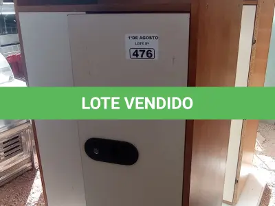 LOTE 476 - 01 ARMÁRIO EM MADEIRA COM 02 PORTAS E 01 PRATELEIRAS. (NO ESTADO, LEILÃO NÃO TEM GARANTIA E NEM DEVOLUÇÃO, SUJEITO A POSSÍVEIS AVARIAS VISÍVEIS/OCULTAS E/OU AUSÊNCIA DE COMPONENTES).