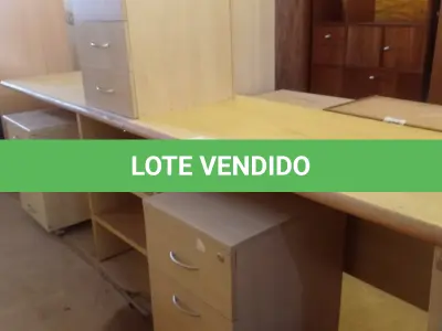 LOTE 417 - 01 MESA E 03 GAVETEIROS EM MADEIRA. (NO ESTADO, LEILÃO NÃO TEM GARANTIA E NEM DEVOLUÇÃO, SUJEITO A POSSÍVEIS AVARIAS VISÍVEIS/OCULTAS E/OU AUSÊNCIA DE COMPONENTES).