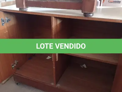 LOTE 372 - 01 ARMÁRIO BAIXO COM 02 PORTAS E 01 MESA DE CENTRO. (NO ESTADO, LEILÃO NÃO TEM GARANTIA E NEM DEVOLUÇÃO, SUJEITO A POSSÍVEIS AVARIAS VISÍVEIS/OCULTAS E/OU AUSÊNCIA DE COMPONENTES).