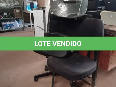LOTE 246 - 04 CADEIRAS DE ESCRITÓRIO SENDO 03 COM BASE GIRATÓRIA. (NO ESTADO, LEILÃO NÃO TEM GARANTIA E NEM DEVOLUÇÃO, SUJEITO A POSSÍVEIS AVARIAS VISÍVEIS/OCULTAS E/OU AUSÊNCIA DE COMPONENTES).
