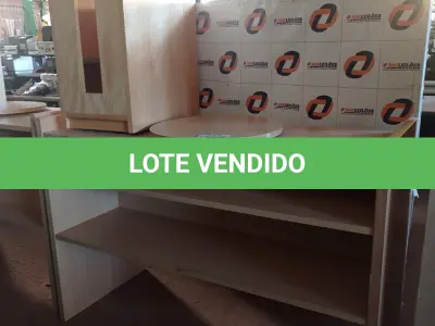 LOTE 370 - 01 RACK COM TAMPO GIRATÓRIO E 01 PORTA GABINETE EM MADEIRA. (NO ESTADO, LEILÃO NÃO TEM GARANTIA E NEM DEVOLUÇÃO, SUJEITO A POSSÍVEIS AVARIAS VISÍVEIS/OCULTAS E/OU AUSÊNCIA DE COMPONENTES).