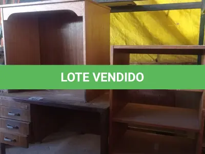 LOTE 422 - 03 MESAS EM MADEIRA MODELOS DIVERSOS. (NO ESTADO, LEILÃO NÃO TEM GARANTIA E NEM DEVOLUÇÃO, SUJEITO A POSSÍVEIS AVARIAS VISÍVEIS/OCULTAS E/OU AUSÊNCIA DE COMPONENTES).