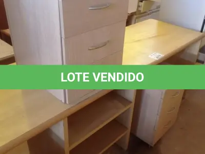 LOTE 417 - 01 MESA E 03 GAVETEIROS EM MADEIRA. (NO ESTADO, LEILÃO NÃO TEM GARANTIA E NEM DEVOLUÇÃO, SUJEITO A POSSÍVEIS AVARIAS VISÍVEIS/OCULTAS E/OU AUSÊNCIA DE COMPONENTES).