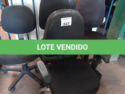 LOTE 247 - 04 CADEIRAS DE ESCRITÓRIO COM BASE GIRATÓRIA. (NO ESTADO, LEILÃO NÃO TEM GARANTIA E NEM DEVOLUÇÃO, SUJEITO A POSSÍVEIS AVARIAS VISÍVEIS/OCULTAS E/OU AUSÊNCIA DE COMPONENTES).