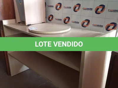 LOTE 373 - 01 RACK COM TAMPO GIRATÓRIO E 01 LIXEIRA EM MADEIRA. (NO ESTADO, LEILÃO NÃO TEM GARANTIA E NEM DEVOLUÇÃO, SUJEITO A POSSÍVEIS AVARIAS VISÍVEIS/OCULTAS E/OU AUSÊNCIA DE COMPONENTES).