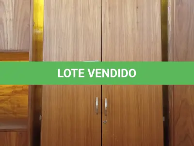 LOTE 432 - 01 ARMÁRIO EM MADEIRA COM 02 PORTAS. (NO ESTADO, LEILÃO NÃO TEM GARANTIA E NEM DEVOLUÇÃO, SUJEITO A POSSÍVEIS AVARIAS VISÍVEIS/OCULTAS E/OU AUSÊNCIA DE COMPONENTES).