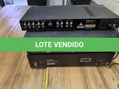 LOTE 028 - 01 DISPLAYER PARA 5, 01 AMPLIFICADOR DE SOM UNIC SM 800. (NO ESTADO, NÃO SABEMOS SE FUNCIONA. LEILÃO NÃO TEM GARANTIA E NEM DEVOLUÇÃO). 