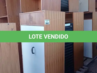 LOTE 464 - 01 ARMÁRIO EM MADEIRA COM 02 PORTAS, 03 PRATELEIRAS E 01 MESINHA PARA COMPUTADOR. (NO ESTADO, LEILÃO NÃO TEM GARANTIA E NEM DEVOLUÇÃO, SUJEITO A POSSÍVEIS AVARIAS VISÍVEIS/OCULTAS E/OU AUSÊNCIA DE COMPONENTES).