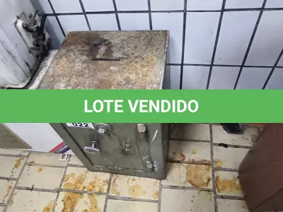 LOTE 022 - COFRE PEQUENO S/ CHAVE E S/ SEGREDO. (NO ESTADO, NÃO SABEMOS SE FUNCIONA. LEILÃO NÃO TEM GARANTIA E NEM DEVOLUÇÃO).