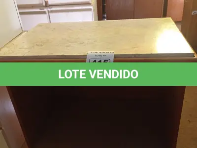 LOTE 415 - 01 MESINHA EM MADEIRA COM TAMPO DE PEDRA. (NO ESTADO, LEILÃO NÃO TEM GARANTIA E NEM DEVOLUÇÃO, SUJEITO A POSSÍVEIS AVARIAS VISÍVEIS/OCULTAS E/OU AUSÊNCIA DE COMPONENTES).
