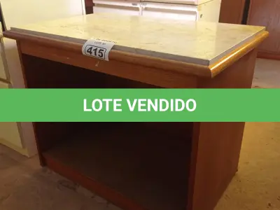 LOTE 415 - 01 MESINHA EM MADEIRA COM TAMPO DE PEDRA. (NO ESTADO, LEILÃO NÃO TEM GARANTIA E NEM DEVOLUÇÃO, SUJEITO A POSSÍVEIS AVARIAS VISÍVEIS/OCULTAS E/OU AUSÊNCIA DE COMPONENTES).