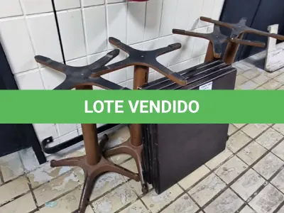 LOTE 011 - 04 MESAS DE MADEIRA E PÉ DE FERRO (NO ESTADO, NÃO SABEMOS SE FUNCIONA. LEILÃO NÃO TEM GARANTIA E NEM DEVOLUÇÃO).