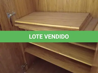 LOTE 434 - 01 ARMÁRIO EM MADEIRA COM 02 PORTAS E 03 PRATELEIRAS. (NO ESTADO, LEILÃO NÃO TEM GARANTIA E NEM DEVOLUÇÃO, SUJEITO A POSSÍVEIS AVARIAS VISÍVEIS/OCULTAS E/OU AUSÊNCIA DE COMPONENTES).