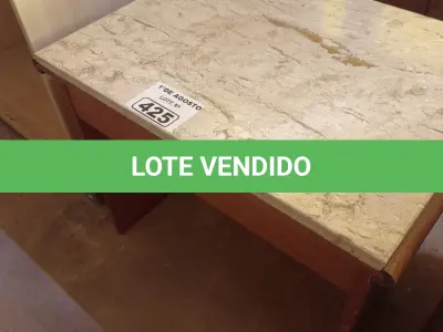 LOTE 425 - 01 MESINHA EM MADEIRA COM TAMPO DE PEDRA. (NO ESTADO, LEILÃO NÃO TEM GARANTIA E NEM DEVOLUÇÃO, SUJEITO A POSSÍVEIS AVARIAS VISÍVEIS/OCULTAS E/OU AUSÊNCIA DE COMPONENTES).