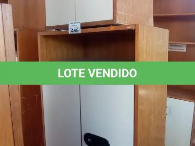 LOTE 466 - 01 ARMÁRIO ALTO E 01 BAIXO EM MADEIRA COM 02 PORTAS. (NO ESTADO, LEILÃO NÃO TEM GARANTIA E NEM DEVOLUÇÃO, SUJEITO A POSSÍVEIS AVARIAS VISÍVEIS/OCULTAS E/OU AUSÊNCIA DE COMPONENTES).