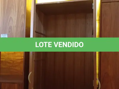 LOTE 432 - 01 ARMÁRIO EM MADEIRA COM 02 PORTAS. (NO ESTADO, LEILÃO NÃO TEM GARANTIA E NEM DEVOLUÇÃO, SUJEITO A POSSÍVEIS AVARIAS VISÍVEIS/OCULTAS E/OU AUSÊNCIA DE COMPONENTES).