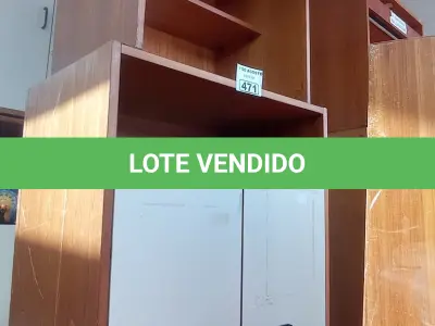 LOTE 471 - 01 ARMÁRIO EM MADEIRA COM 02 PORTAS, 03 PRATELEIRAS E 01 MESINHA PARA COMPUTADOR. (NO ESTADO, LEILÃO NÃO TEM GARANTIA E NEM DEVOLUÇÃO, SUJEITO A POSSÍVEIS AVARIAS VISÍVEIS/OCULTAS E/OU AUSÊNCIA DE COMPONENTES).