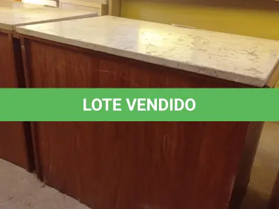 LOTE 426 - 01 MESINHA EM MADEIRA COM TAMPO DE PEDRA. (NO ESTADO, LEILÃO NÃO TEM GARANTIA E NEM DEVOLUÇÃO, SUJEITO A POSSÍVEIS AVARIAS VISÍVEIS/OCULTAS E/OU AUSÊNCIA DE COMPONENTES).