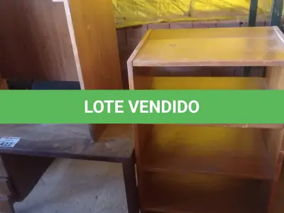 LOTE 422 - 03 MESAS EM MADEIRA MODELOS DIVERSOS. (NO ESTADO, LEILÃO NÃO TEM GARANTIA E NEM DEVOLUÇÃO, SUJEITO A POSSÍVEIS AVARIAS VISÍVEIS/OCULTAS E/OU AUSÊNCIA DE COMPONENTES).