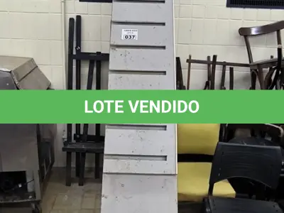 LOTE 037 - 02 PORTA TAÇAS DE MADEIRA. (NO ESTADO, NÃO SABEMOS SE FUNCIONA. LEILÃO NÃO TEM GARANTIA E NEM DEVOLUÇÃO).