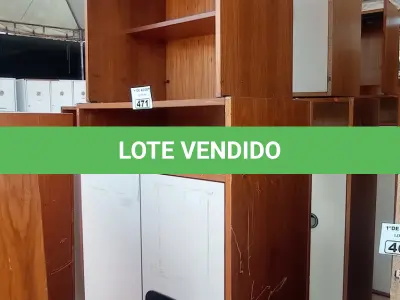 LOTE 471 - 01 ARMÁRIO EM MADEIRA COM 02 PORTAS, 03 PRATELEIRAS E 01 MESINHA PARA COMPUTADOR. (NO ESTADO, LEILÃO NÃO TEM GARANTIA E NEM DEVOLUÇÃO, SUJEITO A POSSÍVEIS AVARIAS VISÍVEIS/OCULTAS E/OU AUSÊNCIA DE COMPONENTES).