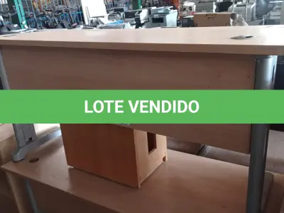 LOTE 375 - 02 MESAS E 03 PORTAS CPU EM MADEIRA. (NO ESTADO, LEILÃO NÃO TEM GARANTIA E NEM DEVOLUÇÃO, SUJEITO A POSSÍVEIS AVARIAS VISÍVEIS/OCULTAS E/OU AUSÊNCIA DE COMPONENTES).
