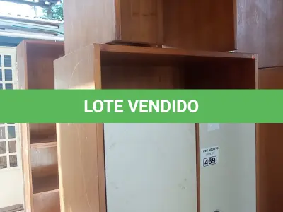 LOTE 469 - 01 ARMÁRIO EM MADEIRA COM 02 PORTAS, 03 PRATELEIRAS E 01 MESINHA PARA COMPUTADOR. (NO ESTADO, LEILÃO NÃO TEM GARANTIA E NEM DEVOLUÇÃO, SUJEITO A POSSÍVEIS AVARIAS VISÍVEIS/OCULTAS E/OU AUSÊNCIA DE COMPONENTES).