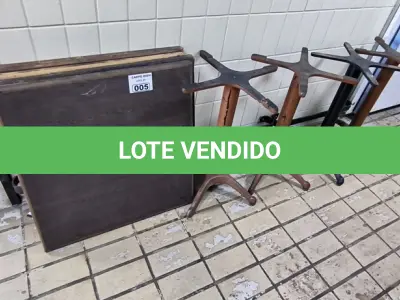 LOTE 005 - 04 MESAS DE MADEIRA E PÉ DE FERRO. (NO ESTADO, NÃO SABEMOS SE FUNCIONA. LEILÃO NÃO TEM GARANTIA E NEM DEVOLUÇÃO).