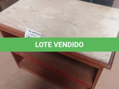 LOTE 248 - 01 MESINHA EM MADEIRA COM TAMPO DE PEDRA. (NO ESTADO, LEILÃO NÃO TEM GARANTIA E NEM DEVOLUÇÃO, SUJEITO A POSSÍVEIS AVARIAS VISÍVEIS/OCULTAS E/OU AUSÊNCIA DE COMPONENTES).
