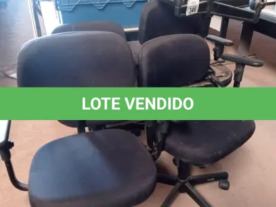 LOTE 346 - 05 CADEIRAS DE ESCRITÓRIO COM BASE GIRATÓRIA. (NO ESTADO, LEILÃO NÃO TEM GARANTIA E NEM DEVOLUÇÃO, SUJEITO A POSSÍVEIS AVARIAS VISÍVEIS/OCULTAS E/OU AUSÊNCIA DE COMPONENTES).