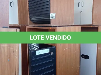 LOTE 465 - 01 ARMÁRIO EM MADEIRA COM 02 PORTAS, 03 PRATELEIRAS E 01 MESINHA DE MADEIRA COM PORTA DE CORRER. (NO ESTADO, LEILÃO NÃO TEM GARANTIA E NEM DEVOLUÇÃO, SUJEITO A POSSÍVEIS AVARIAS VISÍVEIS/OCULTAS E/OU AUSÊNCIA DE COMPONENTES).