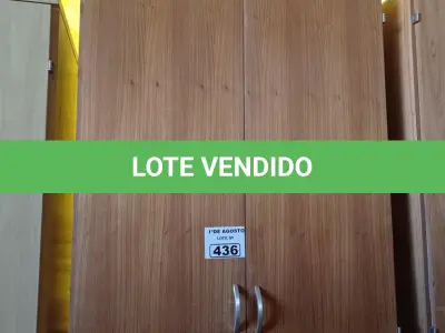 LOTE 436 - 01 ARMÁRIO EM MADEIRA COM 02 PORTAS E 03 PRATELEIRAS. (NO ESTADO, LEILÃO NÃO TEM GARANTIA E NEM DEVOLUÇÃO, SUJEITO A POSSÍVEIS AVARIAS VISÍVEIS/OCULTAS E/OU AUSÊNCIA DE COMPONENTES).