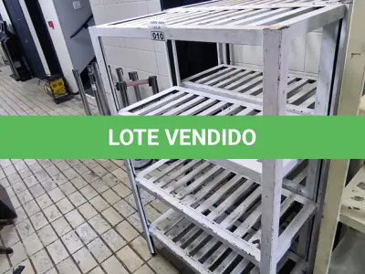 LOTE 010 - 02 ESTANTES DE QUATRO PRATELEIRAS FERRO VAZADO (NO ESTADO, NÃO SABEMOS SE FUNCIONA. LEILÃO NÃO TEM GARANTIA E NEM DEVOLUÇÃO).
