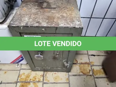 LOTE 022 - COFRE PEQUENO S/ CHAVE E S/ SEGREDO. (NO ESTADO, NÃO SABEMOS SE FUNCIONA. LEILÃO NÃO TEM GARANTIA E NEM DEVOLUÇÃO).