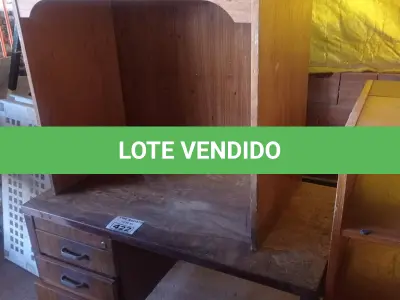 LOTE 422 - 03 MESAS EM MADEIRA MODELOS DIVERSOS. (NO ESTADO, LEILÃO NÃO TEM GARANTIA E NEM DEVOLUÇÃO, SUJEITO A POSSÍVEIS AVARIAS VISÍVEIS/OCULTAS E/OU AUSÊNCIA DE COMPONENTES).