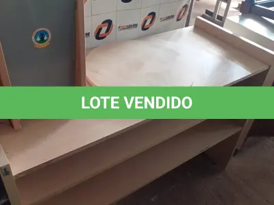 LOTE 373 - 01 RACK COM TAMPO GIRATÓRIO E 01 LIXEIRA EM MADEIRA. (NO ESTADO, LEILÃO NÃO TEM GARANTIA E NEM DEVOLUÇÃO, SUJEITO A POSSÍVEIS AVARIAS VISÍVEIS/OCULTAS E/OU AUSÊNCIA DE COMPONENTES).