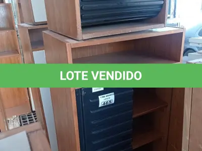 LOTE 465 - 01 ARMÁRIO EM MADEIRA COM 02 PORTAS, 03 PRATELEIRAS E 01 MESINHA DE MADEIRA COM PORTA DE CORRER. (NO ESTADO, LEILÃO NÃO TEM GARANTIA E NEM DEVOLUÇÃO, SUJEITO A POSSÍVEIS AVARIAS VISÍVEIS/OCULTAS E/OU AUSÊNCIA DE COMPONENTES).