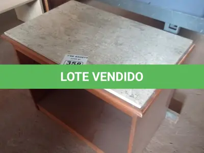 LOTE 358 - 01 MESINHA EM MADEIRA COM TAMPO DE PEDRA. (NO ESTADO, LEILÃO NÃO TEM GARANTIA E NEM DEVOLUÇÃO, SUJEITO A POSSÍVEIS AVARIAS VISÍVEIS/OCULTAS E/OU AUSÊNCIA DE COMPONENTES).