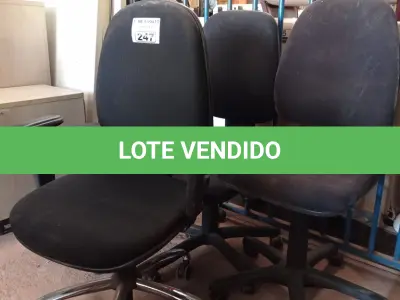 LOTE 247 - 04 CADEIRAS DE ESCRITÓRIO COM BASE GIRATÓRIA. (NO ESTADO, LEILÃO NÃO TEM GARANTIA E NEM DEVOLUÇÃO, SUJEITO A POSSÍVEIS AVARIAS VISÍVEIS/OCULTAS E/OU AUSÊNCIA DE COMPONENTES).