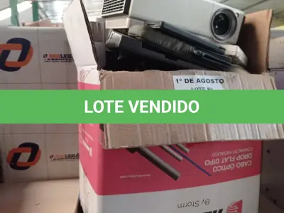 LOTE 296 - 01 PROJETOR MULTIMIDIA E ELETRÔNICOS DIVERSOS. (NO ESTADO, LEILÃO NÃO TEM GARANTIA E NEM DEVOLUÇÃO, SUJEITO A POSSÍVEIS AVARIAS VISÍVEIS/OCULTAS E/OU AUSÊNCIA DE COMPONENTES).